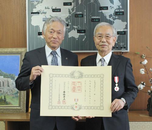 土井浩さんと市長が表彰状を持ち記念撮影