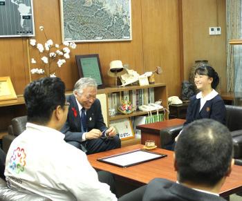 大阪府学生科学賞の大阪市長賞を受賞され表敬訪問された土井悠夏子さんと談笑する市長