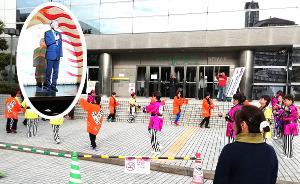 阪南まつりで挨拶する水野市長と橋本氏盆踊り協議会の皆さんがサラダホール前で踊りを披露されている様子
