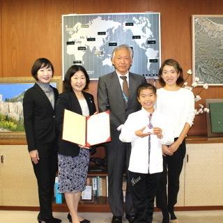 表敬訪問での記念写真、市長、石橋さん、お母さん、クラブ代表の先生と担当の先生