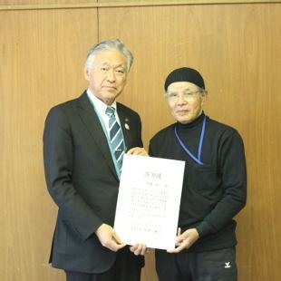 感謝状を手に並んで記念撮影する伊藤敬一さんと水野市長