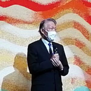 サラダホール大ホールにて阪南まつり開会に当たり挨拶する水野市長