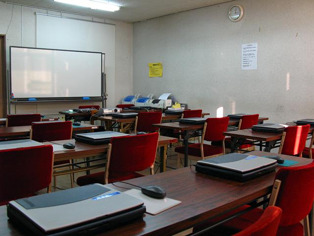 研修室（右側から）