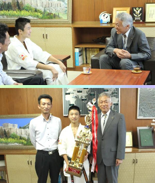 空手大会田中健太くん表敬訪問で、歓談する水野市長