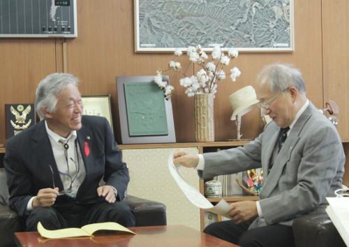 体育協会の秋山会長と市長が談話