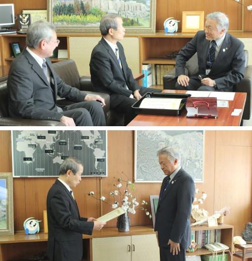 自動車安全運転センター大阪事務所長と副所長と対談する市長、表彰の模様