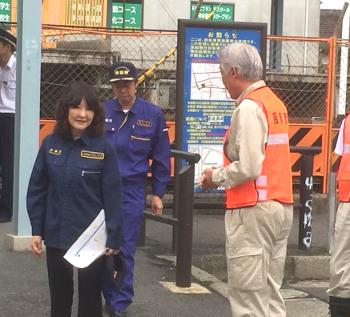 片山参議院議員と谷川衆議院議員に尾崎駅の被災状況を説明する市長