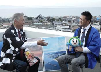 インターネット上の生配信テレビ番組OSAKAめいかんぷらすの収録でFC大阪吉澤会長と会談する市長