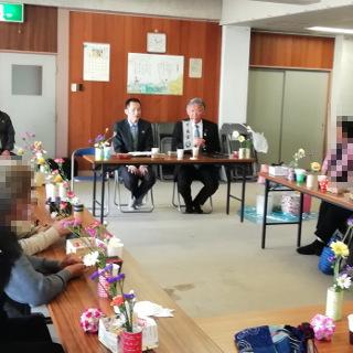 尾崎鉄筋住宅集会所で開催されたほのぼのカフェで参加された地域の皆さんと会話する水野市長