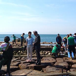 里海公園で開催された、みんなでつくる豊かな大阪湾プロジェクトの紹介をする水野市長