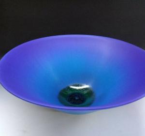 うわぐすりの透明感のある深い青が輝く陶芸品である瑠蒼釉鉢