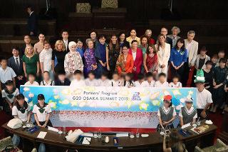 シンポジウムで発表した子どもたちとG20参加国の首脳配偶者との記念撮影