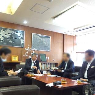大阪弁護士会のインタビューに応える水野市長