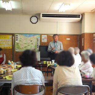 山中渓住民センターで開催されたカフェで話をする水野市長