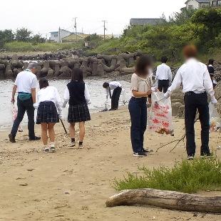 せんなん里海さくらフェスで海岸清掃に取り組む水野市長、高校生を始め参加の皆さん