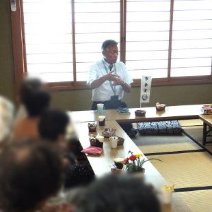 福島北住民センターで開催されたほのぼのカフェで来所者の皆さんと話をする水野市長