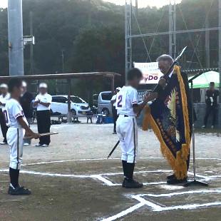 少年野球表彰式で優勝旗を授与する水野市長