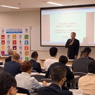 阪南市SDGs推進セミナー冒頭で挨拶する水野市長