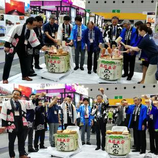ツーリズムEXPOジャパン2019での開会イベントで鏡割りに参加する水野市長