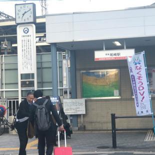 尾崎駅前で通行人にDVゼロの啓発活動をする水野市長