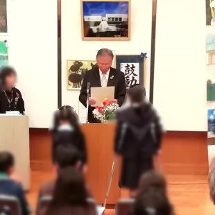 MOA児童作品展の表彰式で阪南市長賞を受賞した児童に表彰状を贈る水野市長