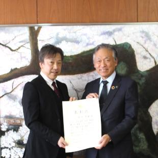 知事表彰状を手に記念写真を撮る村中部長と水野市長