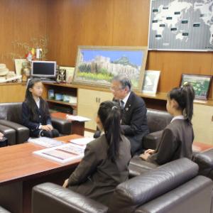 バトントワーリング全国大会で受賞された石橋夢空さん、紗空さん、蜷木葵音さんと談笑する水野市長