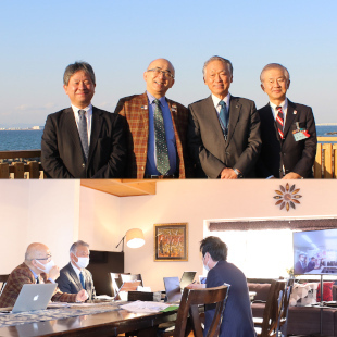 大阪観光局スタッフに話を伺う水野市長、阪南の海と関空を背にスタッフと記念撮影する水野市長