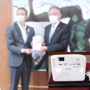 大阪ガスさんから贈呈目録を受け取る水野市長と寄贈品の写真