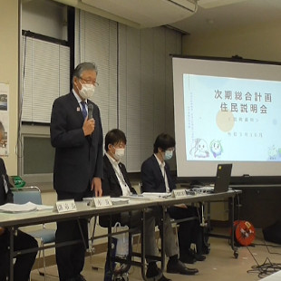 尾崎公民館での総合計画説明会にて挨拶する水野市長