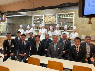 大阪調理製菓専門学校の給食レシピコンテストにてレシピを発表された学生さんと審査員の皆さんで記念撮影