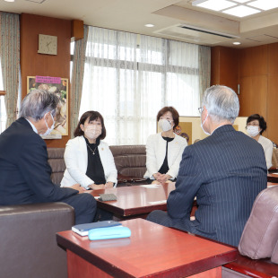 国際ソロプチミスト大阪-りんくうの皆さんと歓談する水野市長と橋本教育長