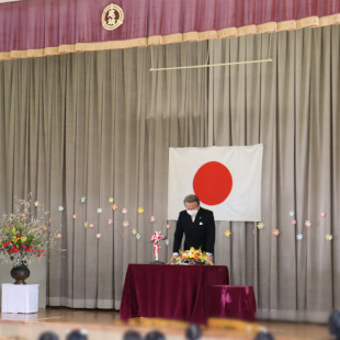 尾崎幼稚園閉園式にて壇上にて挨拶する水野市長