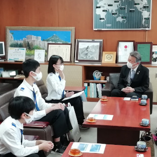 関西航空少年団の子どもたちの説明に聞き入る水野市長