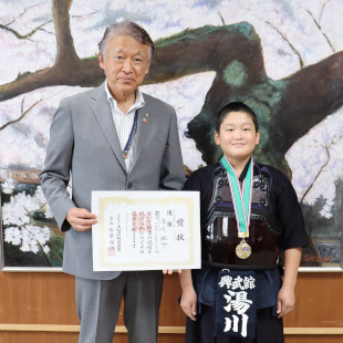 少年剣道大会の全国大会出場を決めた湯川颯介くんと表彰状を手に記念撮影する水野市長