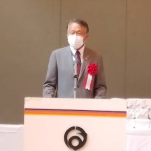 阪南市体育協会創立50周年式典にて挨拶する水野市長
