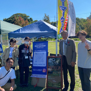 「Kids Festa in せんなん里海公園」を主催する「るらるマーケット」の学生の皆さんと記念撮影する水野市長