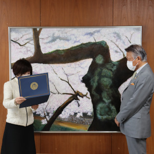 国際ソロプチミスト大阪-りんくう会長さんが図書費の寄贈目録を読み上げ、寄贈を受ける水野市長