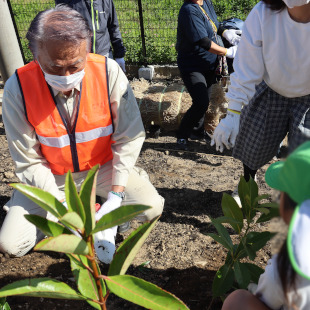 いのちを守る植樹祭にて子どもたちに交じり植樹する水野市長