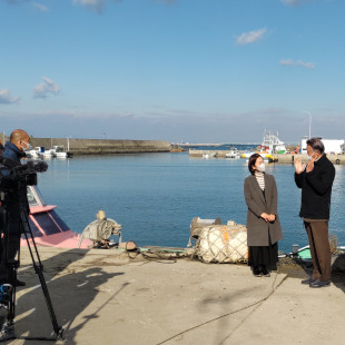 西鳥取漁港にてJcom番組の収録をしている水野市長