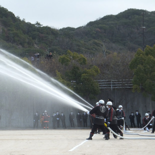 消防出初式にて一斉放水の訓練を披露する消防団の皆さん