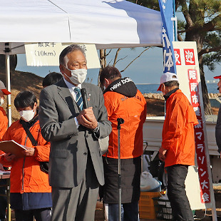 阪南市健康マラソン大会開会式にて挨拶をする水野市長