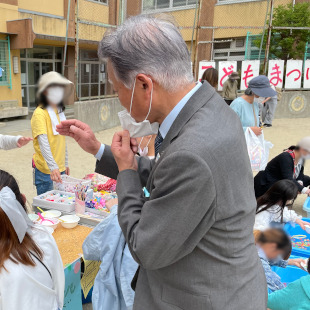 阪南岬子どもまつりにて出展者と談笑する水野市長