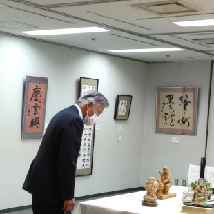 阪南市文化フェスティバルで展示の書画等を鑑賞している水野市長