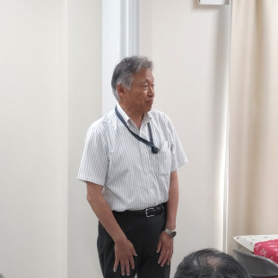 尾崎住民センターでの「おざきカフェ」にて市政状況の説明をする水野市長