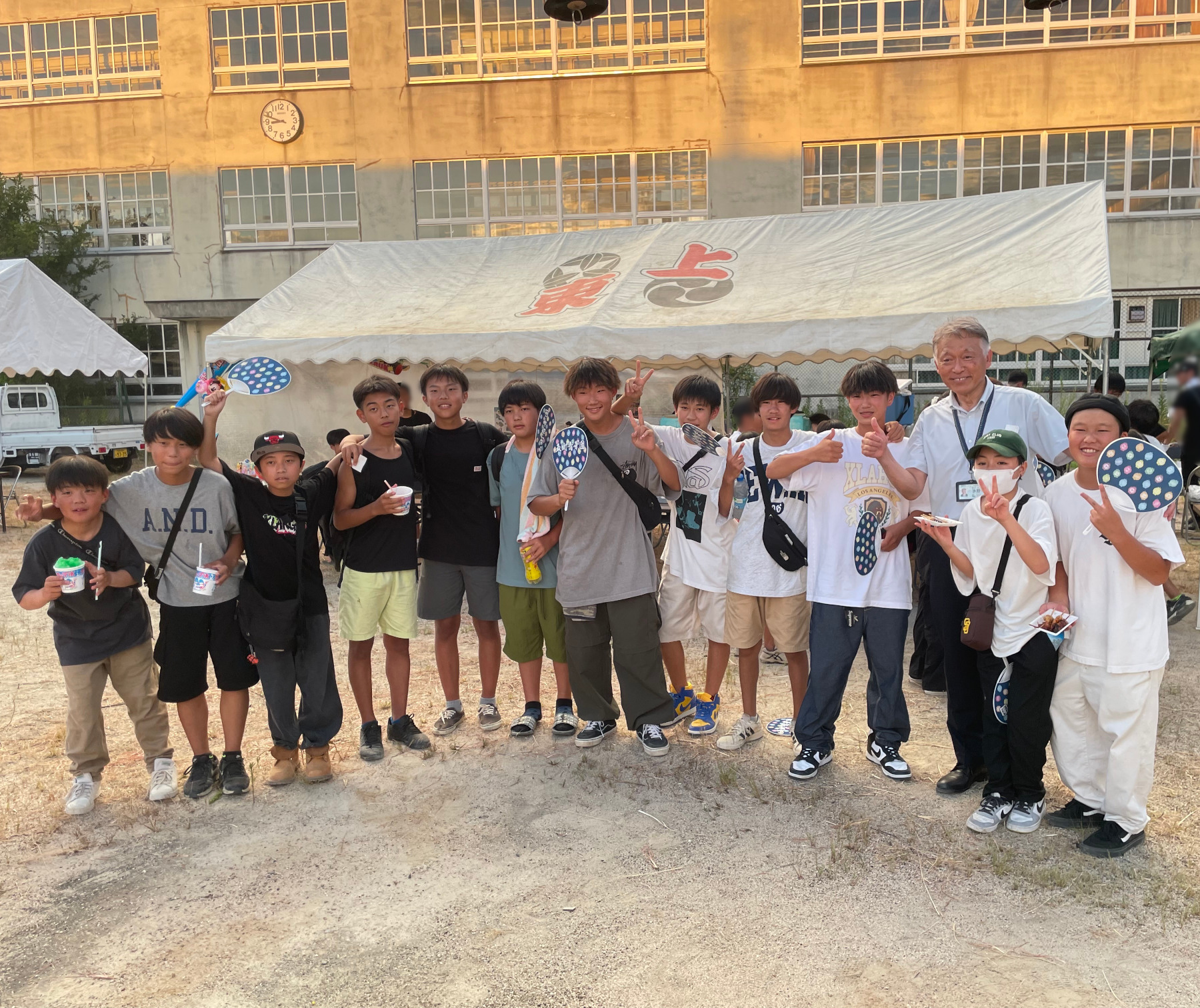 東鳥取五町盆踊りに来ていた子どもたちと記念撮影する水野市長
