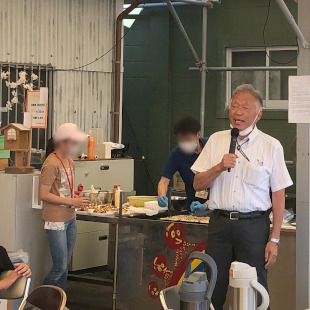 西鳥取漁港みんなの食堂一周年に訪問し挨拶をする水野市長