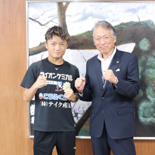 プロボクシング西日本新人王に輝いた森口山都選手とファイティングポーズにて記念撮影する水野市長