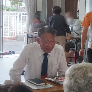 尾崎鉄筋住宅集会所で開催されたまちなかカフェ「ほのぼのカフェ」にて来場の方々と会話する水野市長