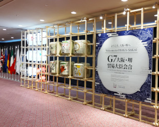 G7大阪・堺貿易大臣会合レセプション会場前の装飾物（看板や地元酒蔵の酒樽、各国国旗など）